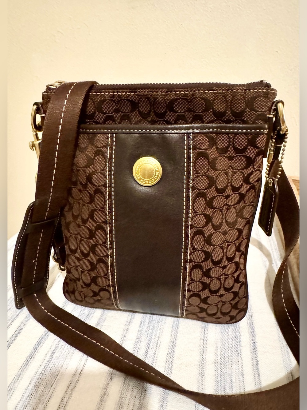 EUC Coach Signature Brown Jacquard Crossbody Swingpack Medallion Purse